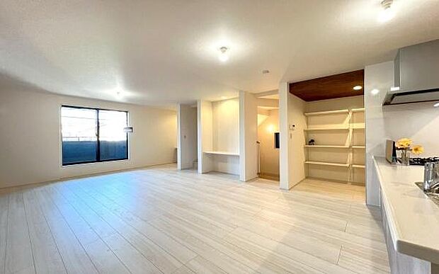 《リビングダイニング》 ■上質な時間を育む暮らしのメインステージ。寛ぎとご家族とのコミュニケーションを育む居心地のよい場所。この明るい空間は家族に安らぎを与えて、落ち着いた心地よい空間になるでしょう。