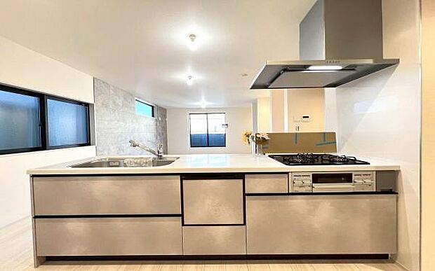 《システムキッチン》 ■大型冷蔵庫や食器棚を置いても余裕なスペース。奥様の料理の腕も上がりそうな予感。