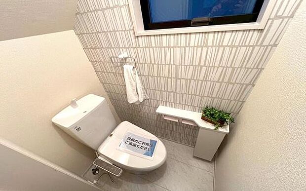 《トイレ》 ■快適な使用感が人気の温水洗浄脱臭暖房機能を搭載。しかも汚れがつきにくく落ちやすい、洗浄力に優れた洗浄機能付トイレ。