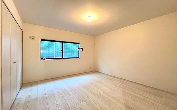 《洋室》 ■くつろぎの場としてだけでなく、趣味や仕事のパーソナルスペースとしても活躍する洋室。個の時間をたっぷり楽しめる快適空間です。大きなクローゼットは趣味の道具をしまっても余るぐらいの大きさです。