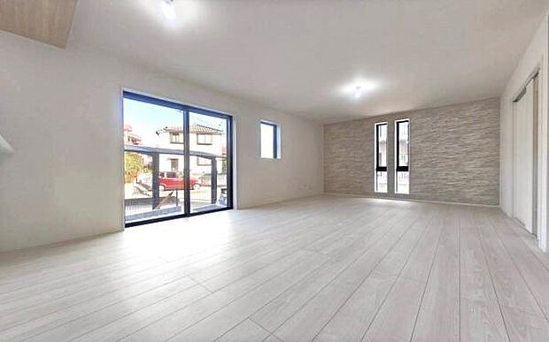 《リビングダイニング》　■豊かな光が照らすこの場所は、たわいもない会話を楽しみ、ゆったりとした時間を過ごす場所。家族の日常が刻まれる大切な空間です。自然光に溢れるこの空間はリフレッシュにピッタリです。