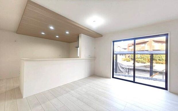 《システムキッチン》　■会話を楽しみながら食事を味わう。一緒にいる時間が楽しい空間。カフェにいるような気分で毎日を過ごしたい。家族でいる時間を柔らかに包み込むインテリア。