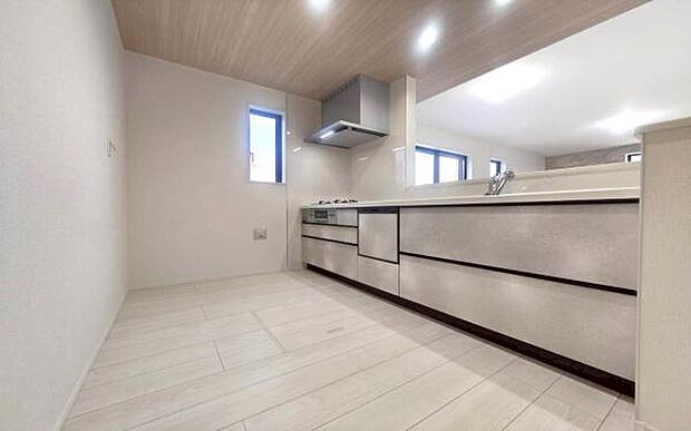 《システムキッチン》　■大型冷蔵庫や食器棚を置いても余裕なスペース。奥様の料理の腕も上がりそうな予感。