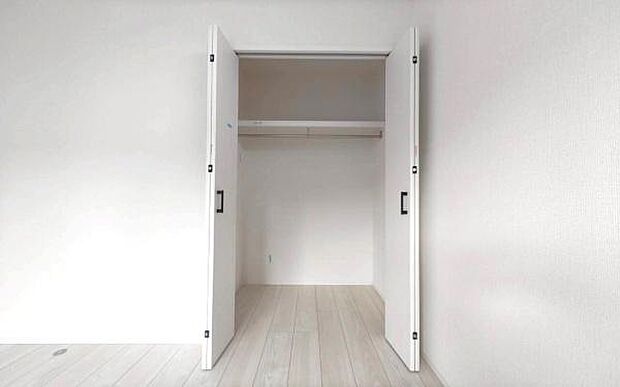 《収納》　■洋服を機能的に収納できるハンガーパイプのほか、帽子やバッグを置ける枕棚も設置。ゆとりあふれる収納空間です。