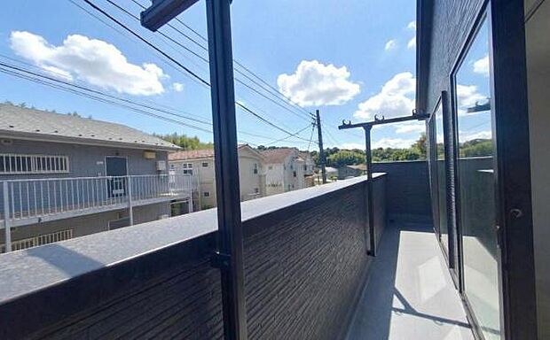《バルコニー》　■陽当りも良く、長時間日が当たるので、洗濯物も良く乾きそうです。目の前には気持ちの良い青空が、夜には綺麗な星空が広がります。