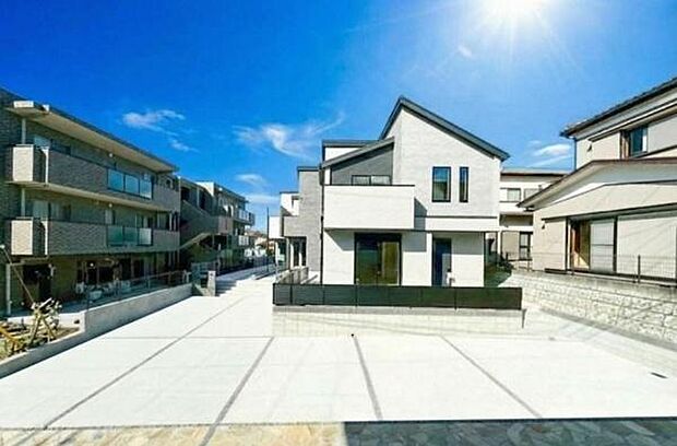 《外観　同業者施工例写真》　■スタイリッシュでモダンデザインの新築住宅。開放的な駐車スペースと洗練されたフォルムで、憧れの暮らしを叶えます。新生活の始まりをここから。