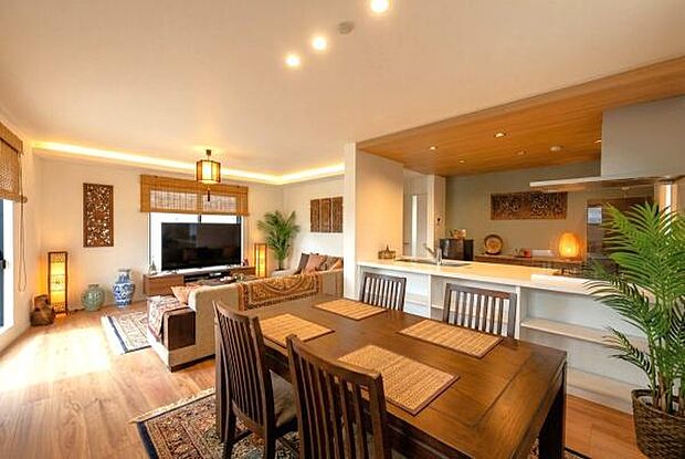 《リビングダイニング　同業者施工例写真》　■明るく開放的なリビングダイニング。本画像は家具や小物の配置をCGで作成しており、実際に現地に家具は置かれておりません。また、価格に家具は含まれておりません。