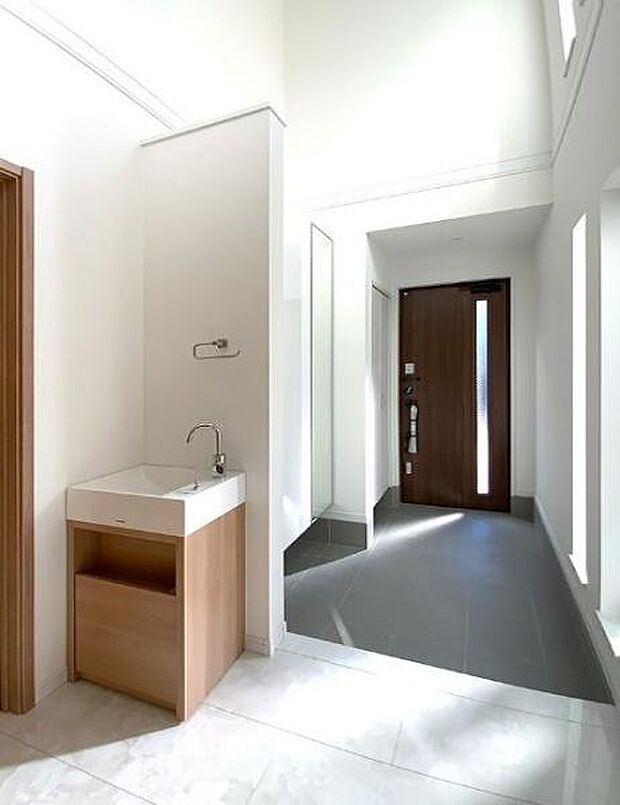 《玄関　同業者施工例写真》　■玄関を開けると、エントランスホールがお出迎え。上がりがまちやシューズボックスがゆったりと構え、心地よさに包まれます。