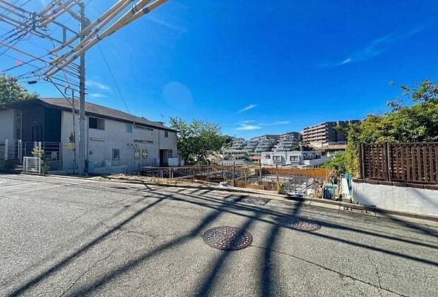 《外観》　■低層の住宅が立ち並ぶ住宅地内に佇む、スタイリッシュな外観のお住まいです。前面道路の幅員が広く、道路と敷地の間に高低差がないのでお車の出し入れしやすい立地です。