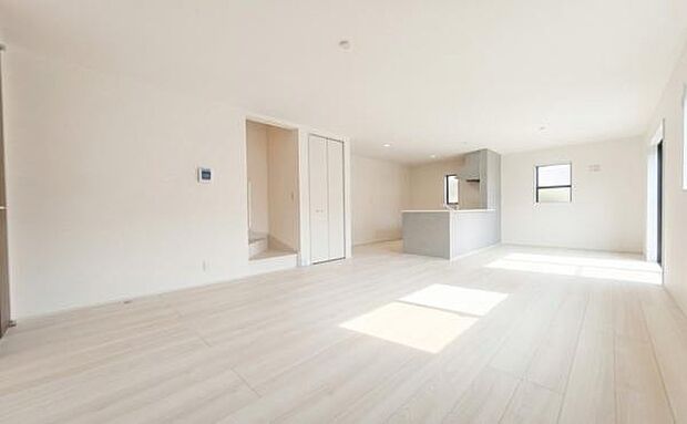 《リビングダイニング》　■開放的で広いリビング。のびのびとくつろげるリビングは、家族のコミュニケーションの場として、みんなが集まる場所に。