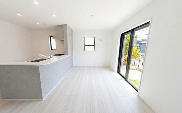 《ダイニングキッチン》　■会話を楽しみながら食事を味わう。一緒にいる時間が楽しい空間。カフェにいるような気分で毎日を過ごしたい。家族でいる時間を柔らかに包み込むインテリア。