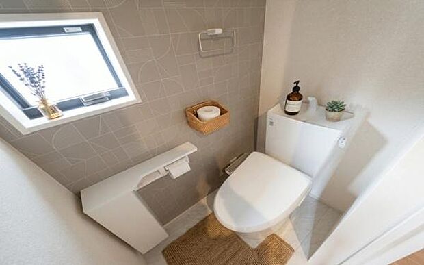 《トイレ》　■清潔感あふれる温水洗浄便座付きトイレ。ナチュラルな雑貨が彩る癒しの空間は、毎日の暮らしに心地よいゆとりをもたらします。（小物をCGで作成、実際に小物は配置されていません）