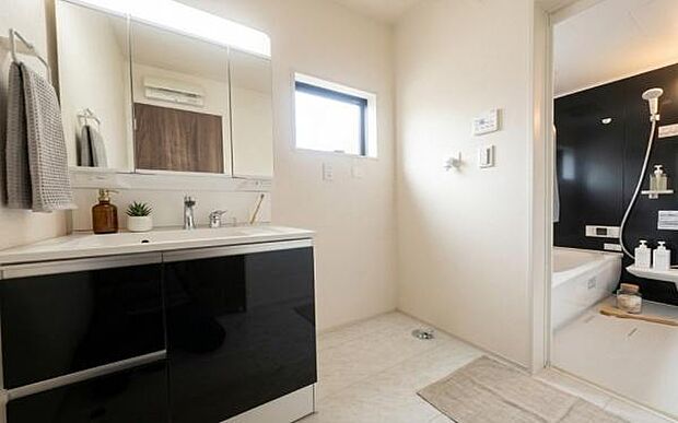 《洗面化粧台》■洗練されたデザインのおしゃれな洗面化粧台。広々とした空間が、贅沢なひとときを演出します。快適さと美しさを兼ね備えた洗面所（小物をCGで作成、実際に小物は配置されていません）