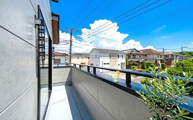 《バルコニー》　■陽当りも良く、長時間日が当たるので、洗濯物も良く乾きそうです。目の前には気持ちの良い青空が、夜には綺麗な星空が広がります。