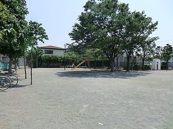 上小田中北公園まで713m、広場のある L字型敷地の公園。遊具：ブランコ・滑り台・砂場・揺動遊具（クジラ型）
