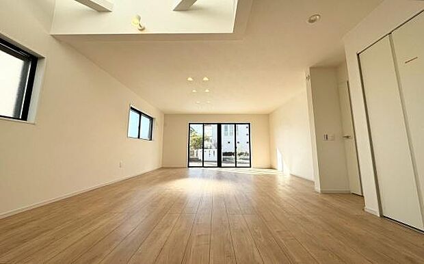 《リビングダイニング》　■家族が自然と集まって、思い思いにくつろぎ、遊び、語らう、やすらぎの空間。