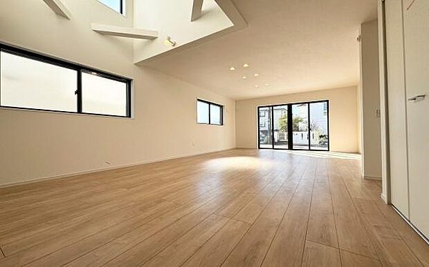 《リビングダイニング》　■上質な時間を育む暮らしのメインステージ。寛ぎとご家族とのコミュニケーションを育む居心地のよい場所。この明るい空間は家族に安らぎを与えて、落ち着いた心地よい空間になるでしょう。