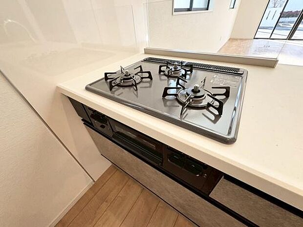 《三口ガスコンロ》 ■毎日料理をする方、家族の分まで作られる方には必須の三口ガスコンロ。同時進行が可能で効率よく、楽しく料理ができます。