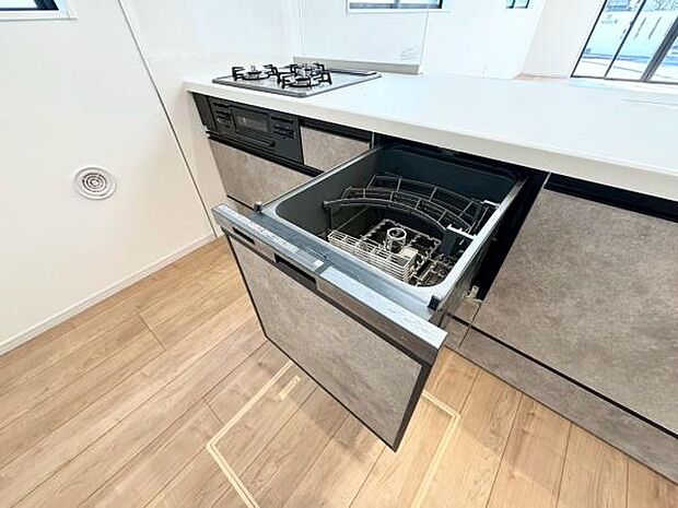 《食器洗い乾燥機》　■食事後もゆっくり過ごせる食器洗い乾燥機を設置。手洗いよりもキレイに洗え、節水にもなります。