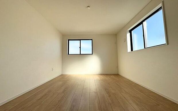 《子供部屋》　■明るい陽の差す居室。子供部屋にもちょうど良さそうですね。