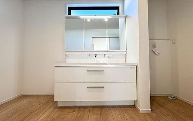 《洗面化粧台》　■使いやすいシャープなデザインの洗面化粧台。