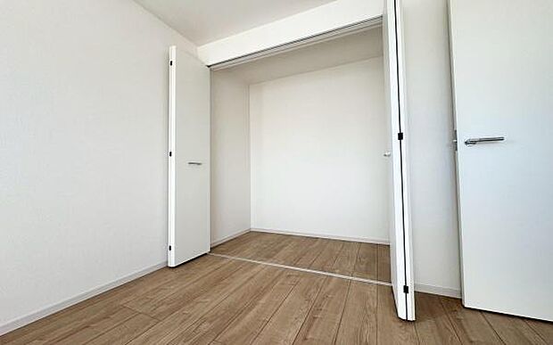 《収納》　■洋服を機能的に収納できるハンガーパイプのほか、帽子やバッグを置ける枕棚も設置。ゆとりあふれる収納空間です。