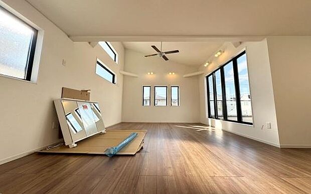 《リビングダイニング》 ■開放的で広いリビング。のびのびとくつろげるリビングは、家族のコミュニケーションの場として、みんなが集まる暖かな場所に。