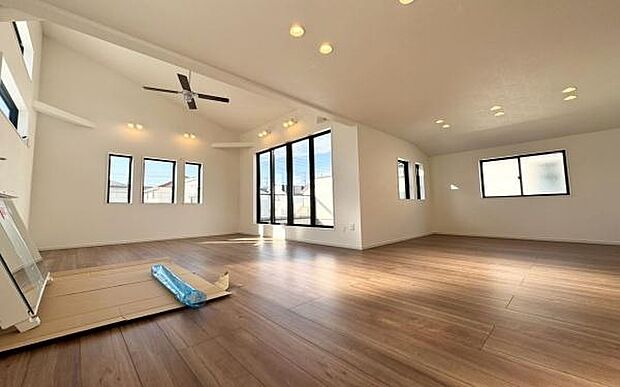 《リビングダイニング》 ■豊かな光が照らすこの場所は、たわいもない会話を楽しみ、ゆったりとした時間を過ごす場所。家族の日常が刻まれる大切な空間です。自然光に溢れるこの空間はリフレッシュにピッタリです。