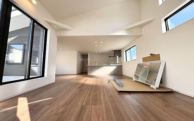 《リビングダイニング》 ■家族が自然と集まって、思い思いにくつろぎ、遊び、語らう、やすらぎの空間。