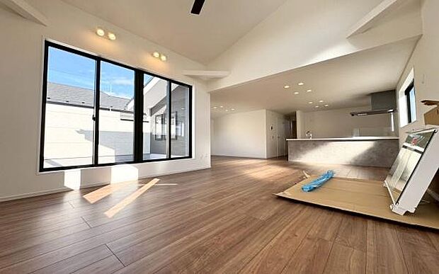 《リビングダイニング》 ■上質な時間を育む暮らしのメインステージ。寛ぎとご家族とのコミュニケーションを育む居心地のよい場所。この明るい空間は家族に安らぎを与えて、落ち着いた心地よい空間になるでしょう。