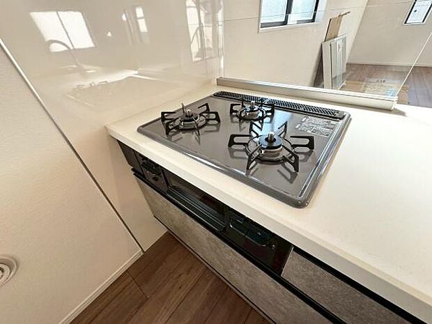 《三口ガスコンロ》 ■毎日料理をする方、家族の分まで作られる方には必須の三口ガスコンロ。同時進行が可能で効率よく、楽しく料理ができます。