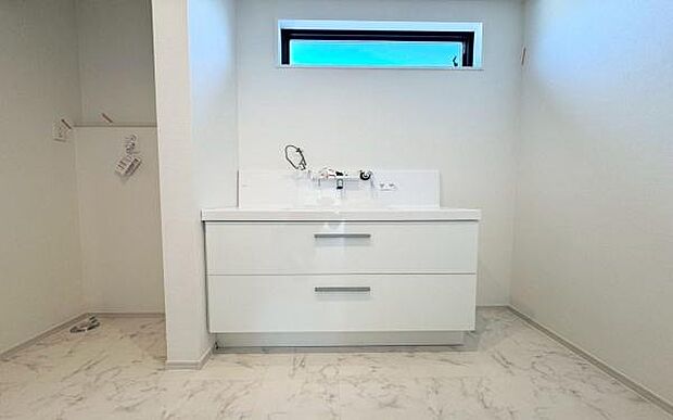 《洗面化粧台》 ■使いやすいシャープなデザインの洗面化粧台。