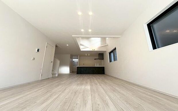 《リビングダイニング》 ■開放的で広いリビング。のびのびとくつろげるリビングは、家族のコミュニケーションの場として、みんなが集まる暖かな場所に。