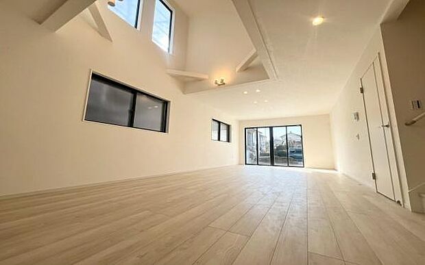 《リビングダイニング》 ■上質な時間を育む暮らしのメインステージ。寛ぎとご家族とのコミュニケーションを育む居心地のよい場所。この明るい空間は家族に安らぎを与えて、落ち着いた心地よい空間になるでしょう。