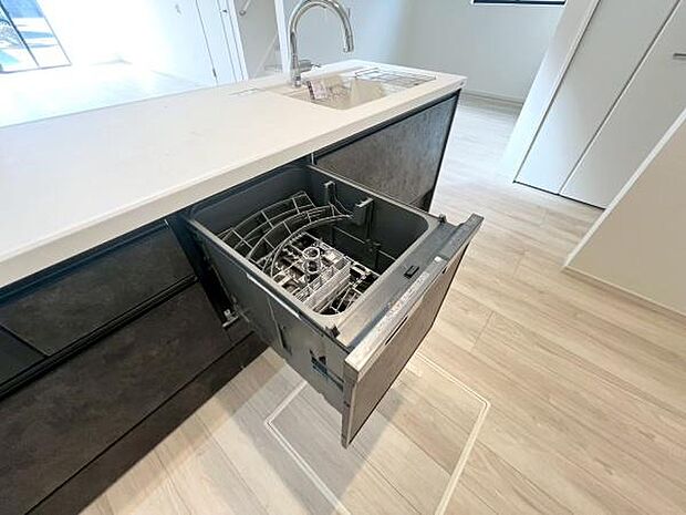 《食器洗い乾燥機》 ■食事後もゆっくり過ごせる食器洗い乾燥機を設置。手洗いよりもキレイに洗え、節水にもなります。