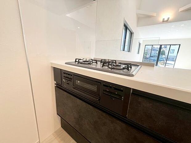 《三口ガスコンロ》 ■毎日料理をする方、家族の分まで作られる方には必須の三口ガスコンロ。同時進行が可能で効率よく、楽しく料理ができます。