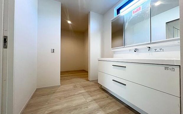 《洗面化粧台》 ■使いやすいシャープなデザインの洗面化粧台。