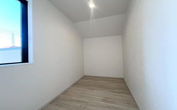 《ウォークインクローゼット》 ■大容量のウォークインクローゼットをご用意。衣類だけでなく、トランクなどの旅行用品の収納にも重宝します。