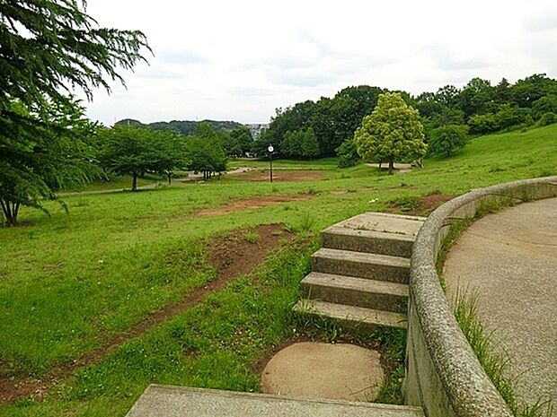 東山田公園まで561m、東山田駅から徒歩10分ほどの高台にある公園です。土地の傾斜を利用しており頂上の展望台から街並みを見渡すことができます。