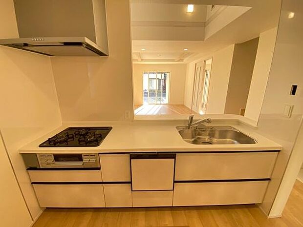 《キッチン》　■使いやすい収納豊富なキッチンです。