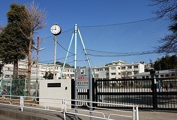 川崎市立菅生小学校まで1027m