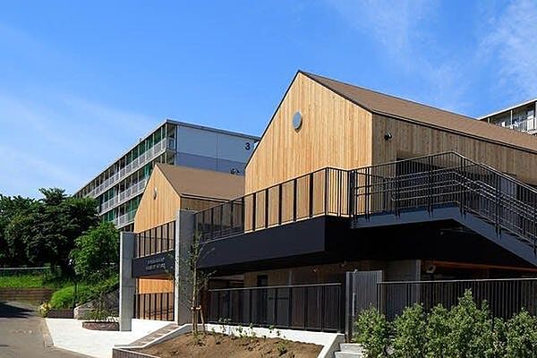 みなみすがお保育園まで767m、などさまざまな触れ合いから、保育園が地域から見守られる、開かれた子育て環境を目指します。