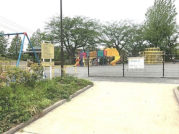 美しが丘第六公園まで1659m、ブランコやジャングルジム、鉄棒、健康遊具、カラフルな複合遊具があります。