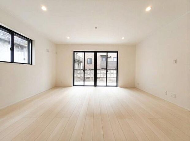 《前面道路》 ■道路と敷地はフラットな地形です。