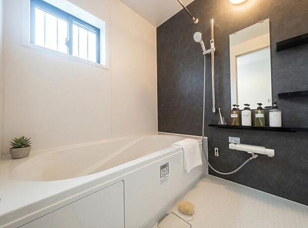 《浴室》 ■ホテルライクな上質バスタイムが毎日叶う!温もりと清潔感が融合した広々浴室。湯船に身を沈めれば、疲れが溶けていく贅沢なひとときを。(小物をCGで作成、実際に小物は配置されていません)