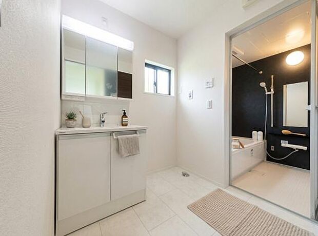 《洗面化粧台》■洗練されたデザインのおしゃれな洗面化粧台。広々とした空間が、贅沢なひとときを演出します。快適さと美しさを兼ね備えた洗面所(小物をCGで作成、実際に小物は配置されていません)