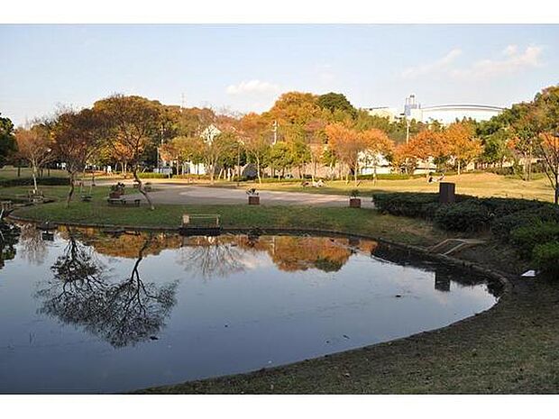 山田富士公園まで837m、池がある広い公園。自然と触れ合い思いっきり遊べます。