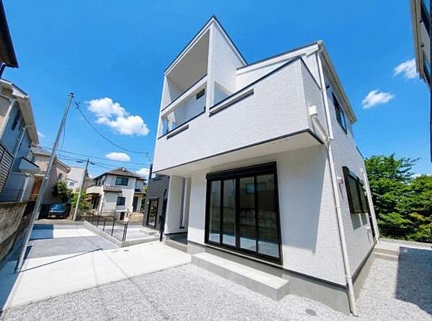 《外観》 ■青空の下、洗練されたデザインが輝く住まい。新しい暮らしを始めるのにふさわしい、光と風が心地よい空間です。