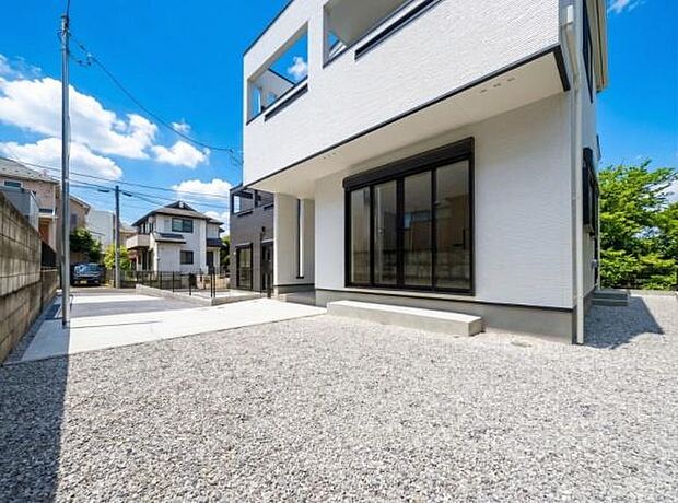 《庭》 ■子供のころに夢見た「庭付きマイホーム」。その夢が現実となるかもしれませんね。人目を気にせず開放的に。お庭で家庭菜園などはいかがでしょうか。