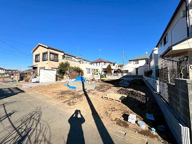 《外観》 ■低層の住宅が立ち並ぶ住宅地内に佇む、スタイリッシュな外観のお住まいです。前面道路の幅員が広く、道路と敷地の間に高低差がないのでお車の出し入れしやすい立地です。